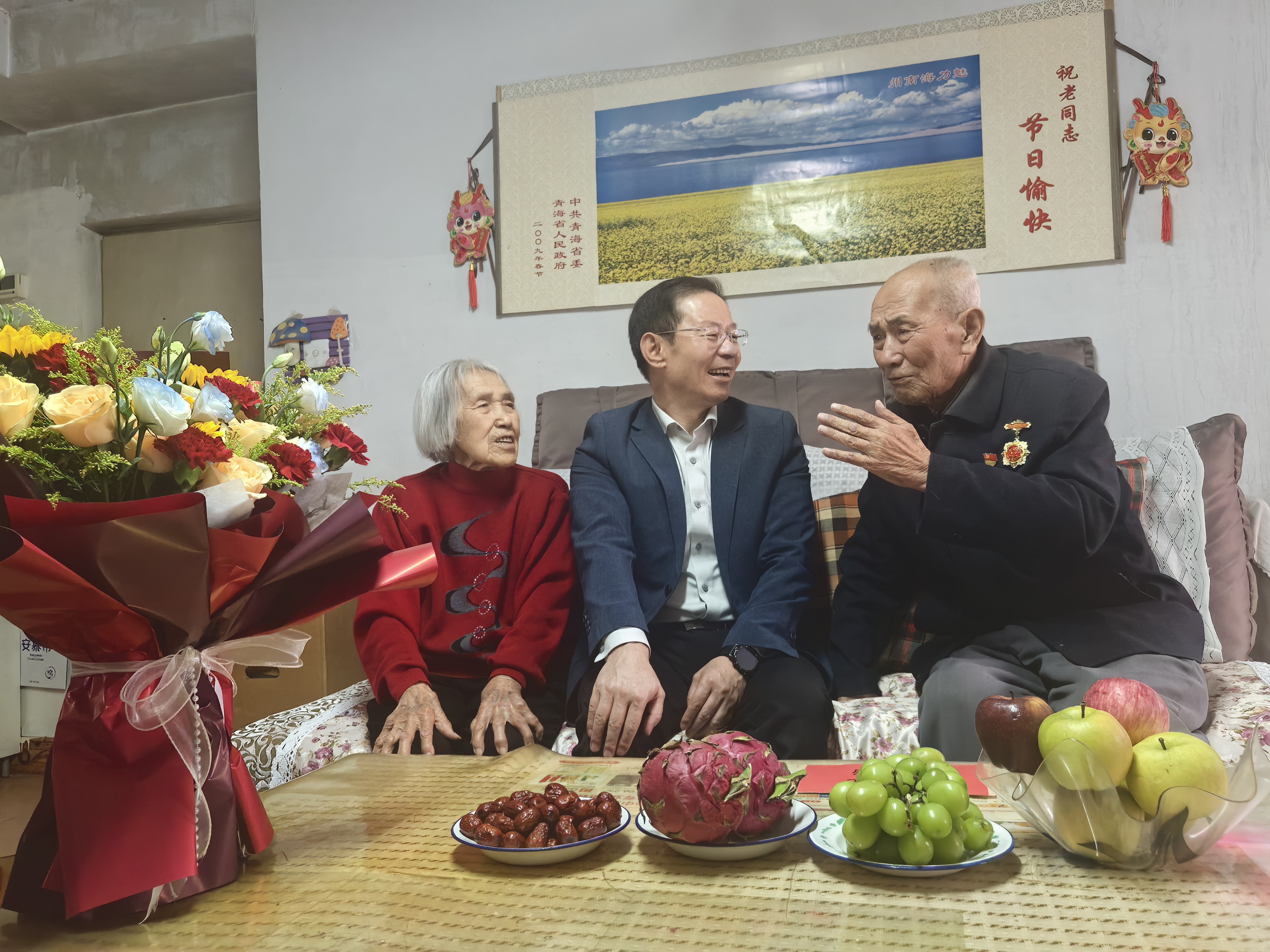 9月30日省國資委黨委一級巡視員李順福前往能投集團走訪慰問離休老黨員、老干部.jpg