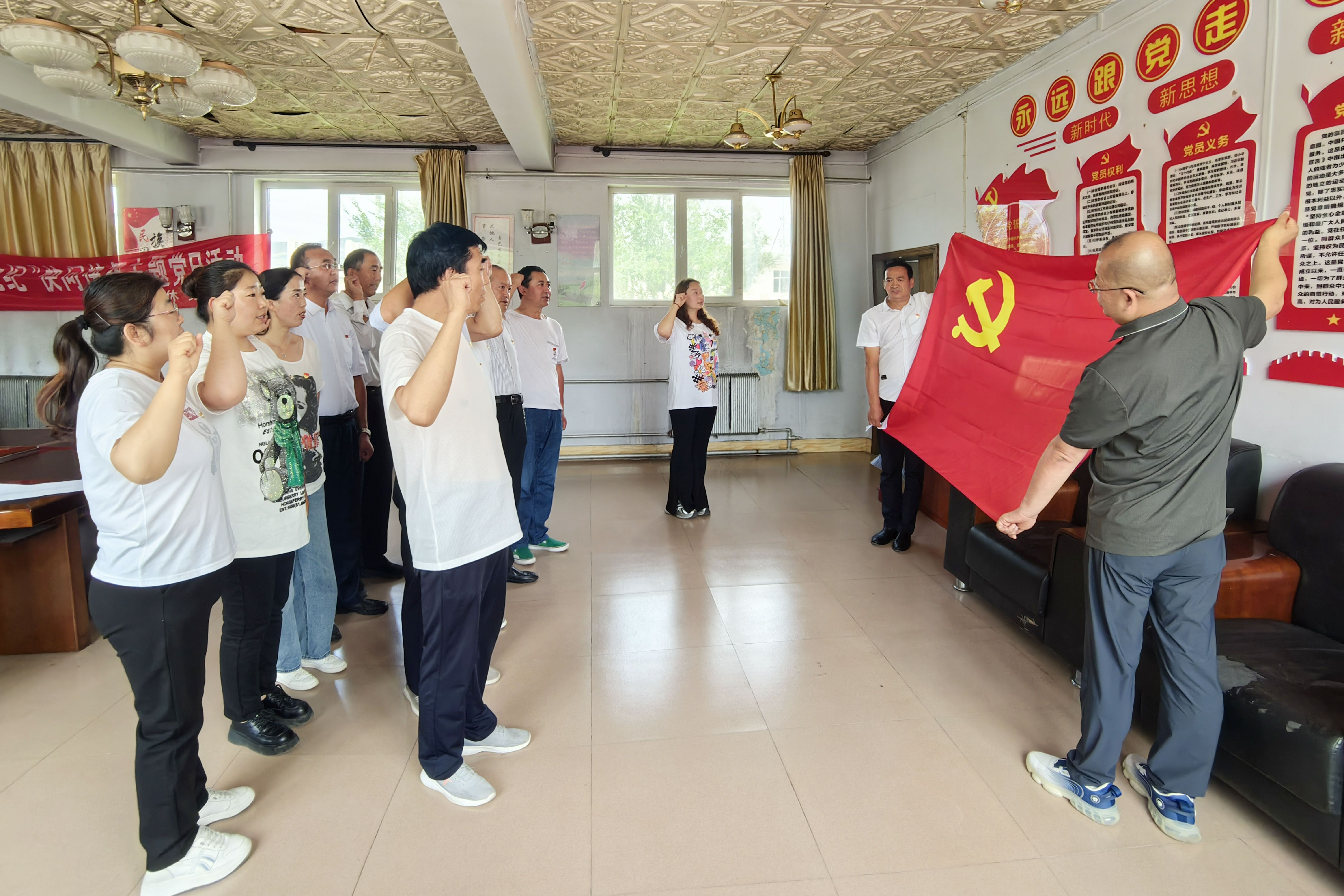 離退休黨員重溫入黨誓詞.jpg